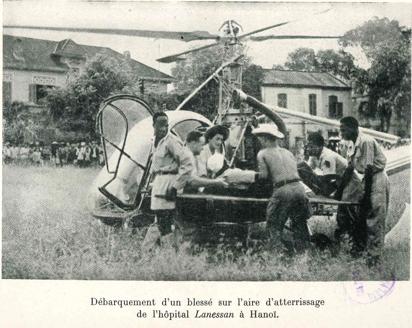 Débarquement d'un bléssé sur l'air d'atterrissage de l'hopital Lanessan à Hanoï. FR ANOM BIB SOM b3855